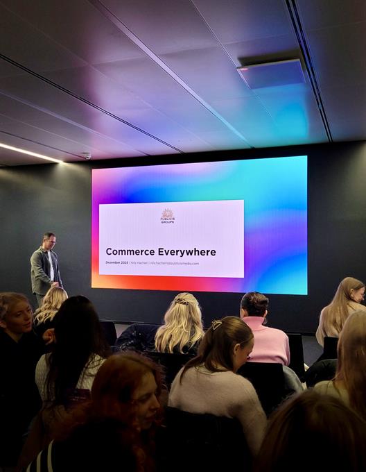 Ein weiterer Programmpunkt war der Vortrag „Commerce Everywhere“ von Nils Hachen. 